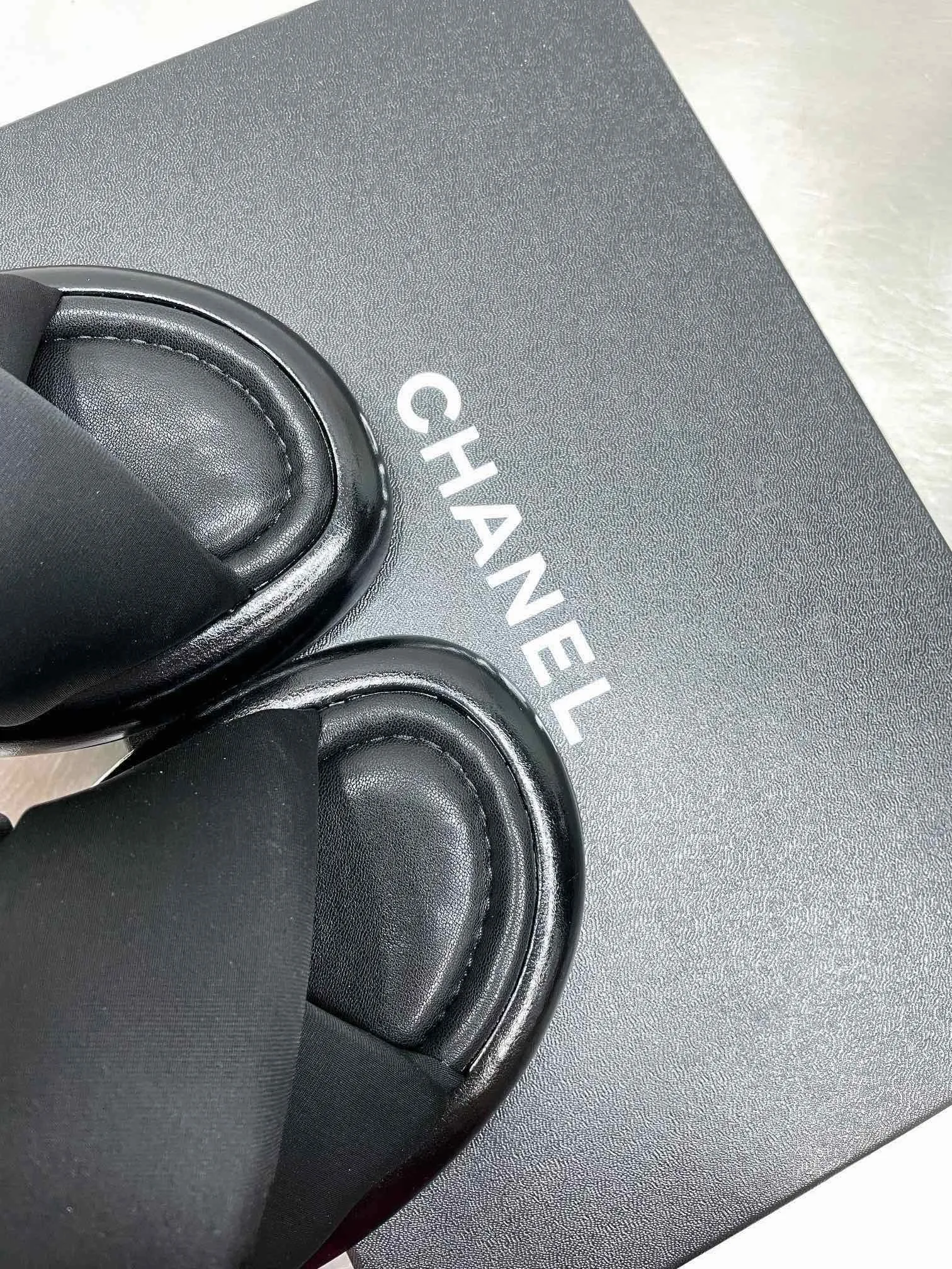 👟👟Ex-factory price 360👟👟 Women's Shoes Women's Clothing Women's Shoes Women's Clothing Women's Shoes Women's Clothing Women's Shoes Factory Chanel Summer New Mier Cross Slippers Bread Sandals Beach Sandals Original Purchase and Development Production Xiaoxiang 2022 Summer New Slippers This season's chubby bread Flip-flops are very popular Thick soles with extra-thick padding are like stepping on bread Step on the clouds ☁️Super strong wrapping feeling! Exquisite packaging at the delivery counter 🛍📦 Fabric: Original customized imported Lycra Lining: Original customized soft velvet lining Sole: Exclusive molded ultra-light foam outsole Thickness: 3CM▪️Size: 35-40
